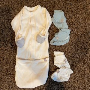 Goumi sleep outfit + 2 pairs of baby booties